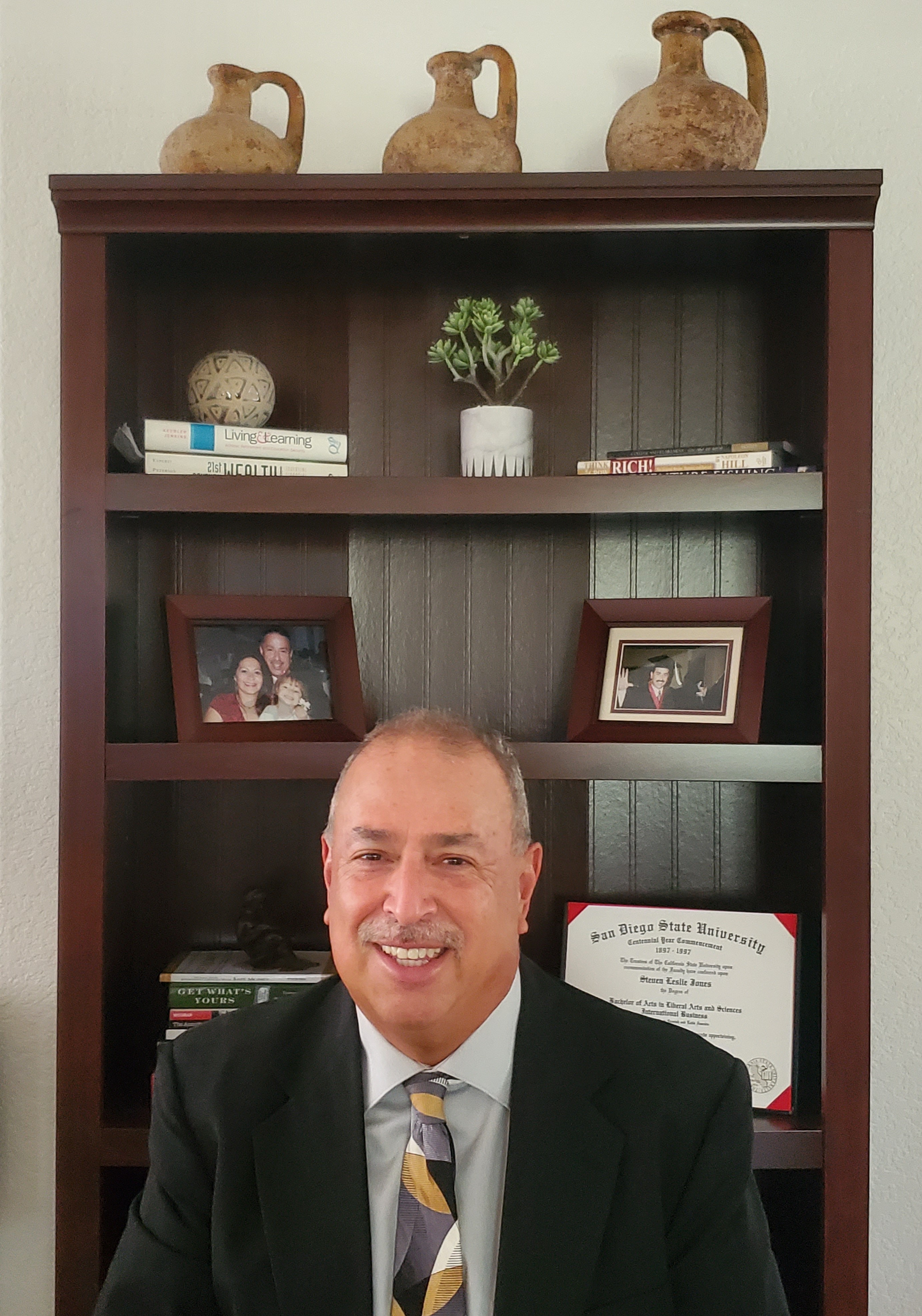Lic. Steve Jones-Perez